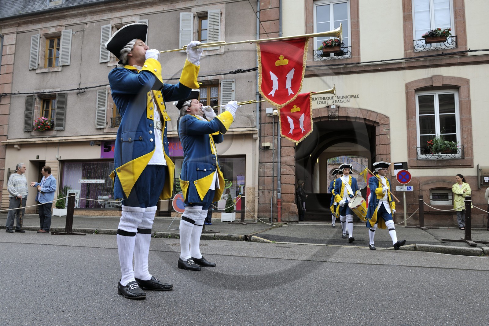 France, Vosges (88), Senones, capitale de l’ex-Principauté de Salm-Salm rattachée à la France en 1793, la relève de la Garde dans la rue principale
