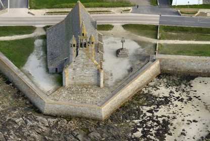 France, Finistère (29), Penmarc'h, Notre Dame-de-la-Joie, chapelle dominée par son clocher à jour appuyé sur deux tourelles (vue aérienne)