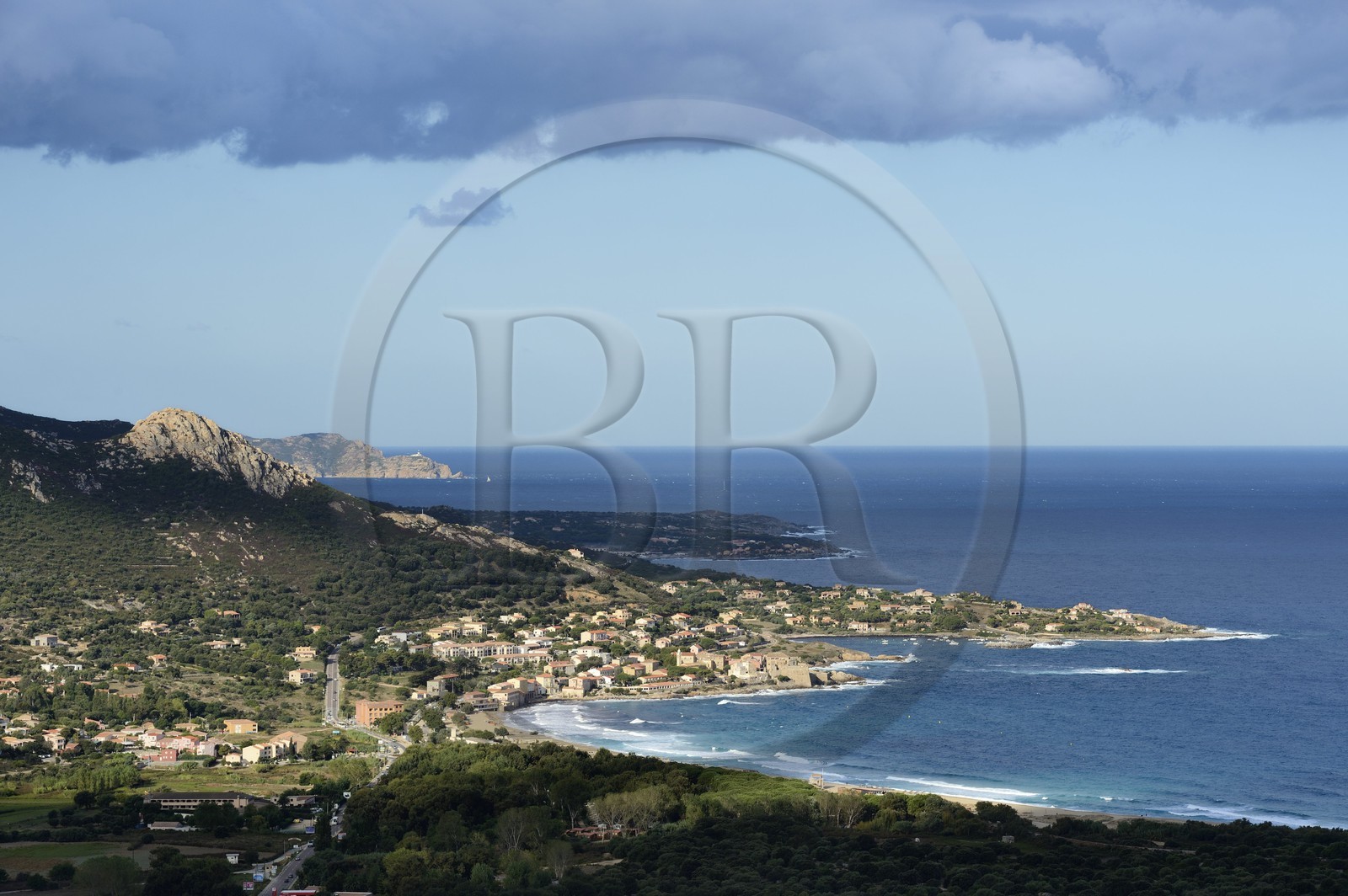 France, Haute-Corse (2B), Balagne, le petit port de pêche Algajola avec un fort sur la mer