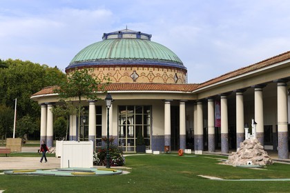 France, Vosges (88), ville de Contrexeville, le source de l'établissement thermal et le mini golf