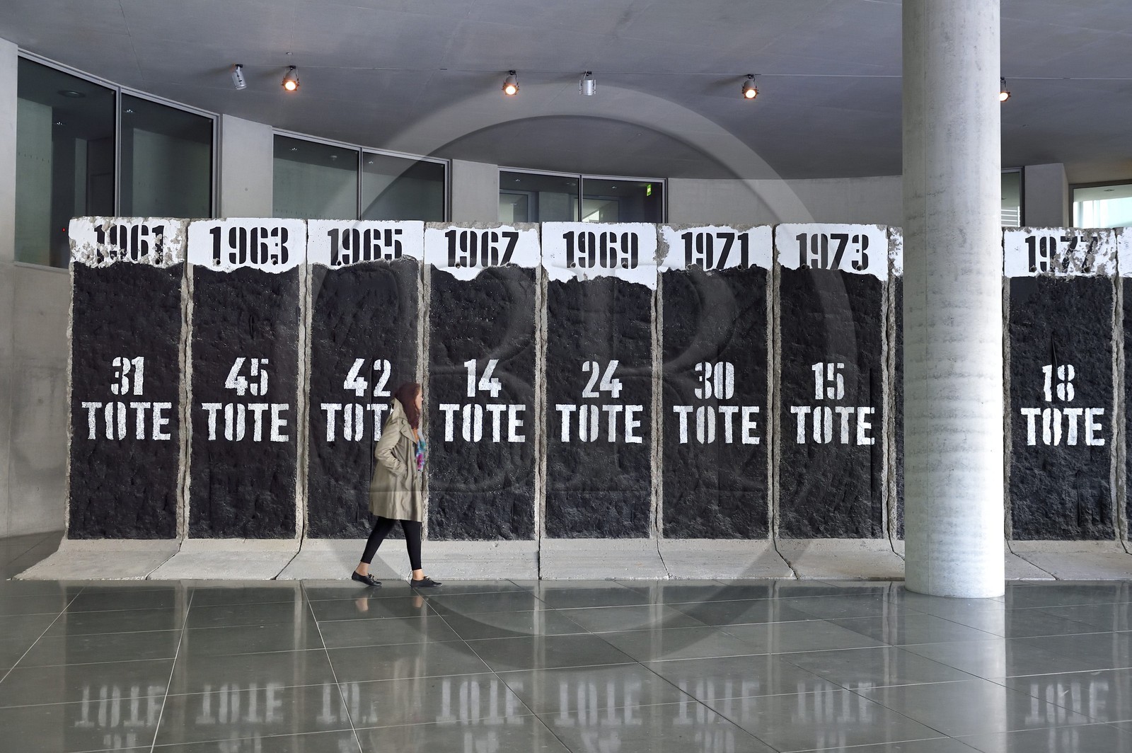 Allemagne, Berlin, Bundestag, batiments du nouveau complexe parlementaire, Marie Elisabeth-Luders Haus par l'architecte Stephan Braunfels sur les berges de la rivière Spree, Mauer-Mahnmal (Mémorial du mur)