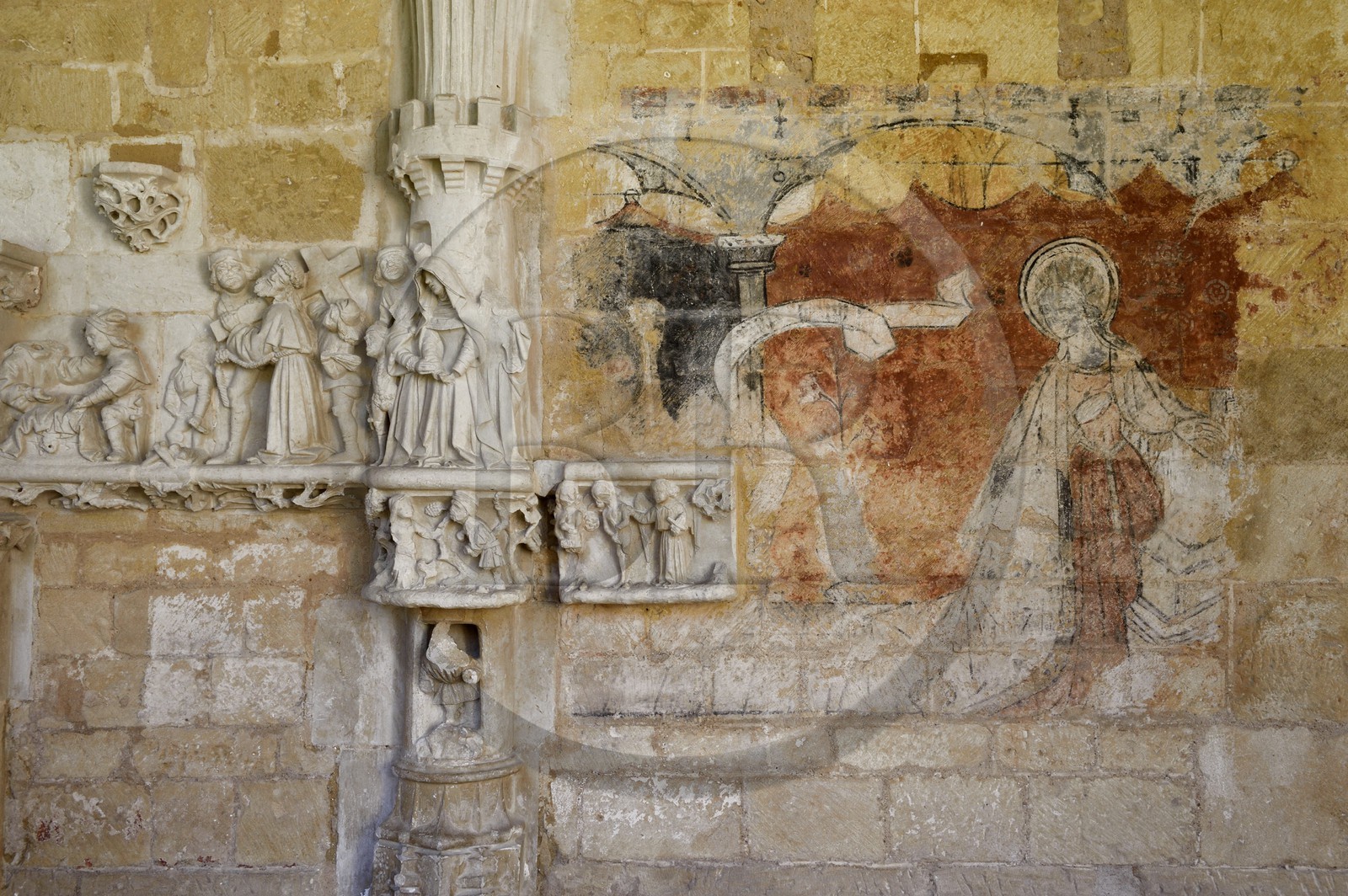 France, Dordogne (24), Périgord Noir, Le Buisson-de-Cadouin, abbaye de Cadouin, étape sur le chemin de Compostelle, site classé Patrimoine Mondial de l'UNESCO, le cloitre du XVe siècle, bas-relief de la passion du Christ au dessus du banc des moines (détail)