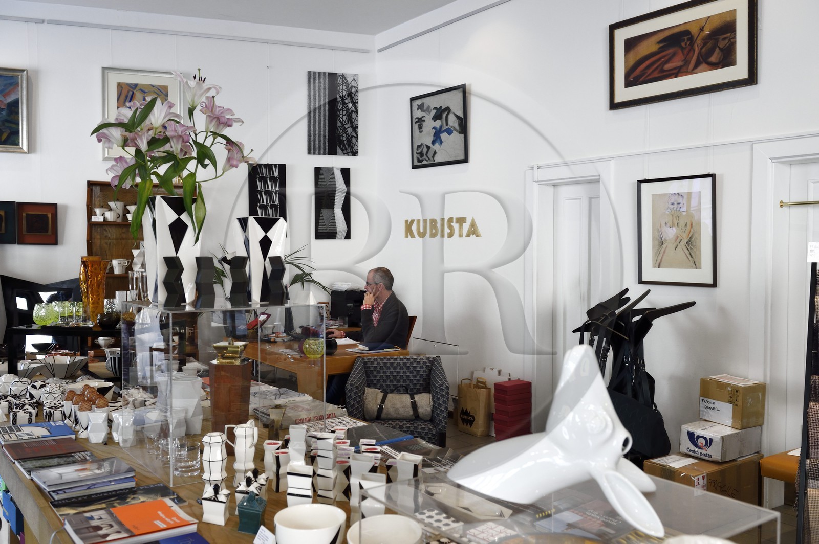 République Tchèque, Prague, centre historique classé Patrimoine Mondial de l' UNESCO, quartier de Stare Mesto, Maison à la Vierge noire batiment cubiste de l'architecte Josef Gocar place Ovocny qui héberge la boutique Kubista