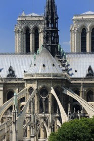 France, Paris (75), île de la Cité, la cathédrale Notre-Dame, le chevet et la flèche domine les statues de cuivre vert-de-grisé des douze apôtres avec les symboles des quatre évangélistes