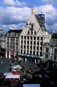 France, Nord (59), Lille, le célèbre bâtiment du journal la Voix du Nord et le marché aux fleurs sur la Grand' Place (place Charles de Gaulle)