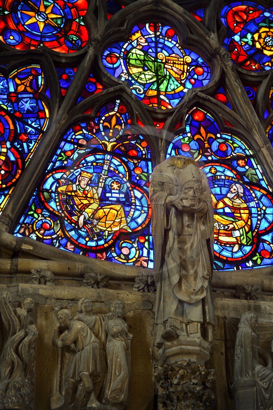 France, Marne, Reims, Notre-Dame de Reims cathedral, listed as World Heritage by UNESCO, small rose window at the central portal Reverse of the western facade and the founder bishop Saint Nicaise beheaded in 408 by the Vandals on the doorstep of the cathedral