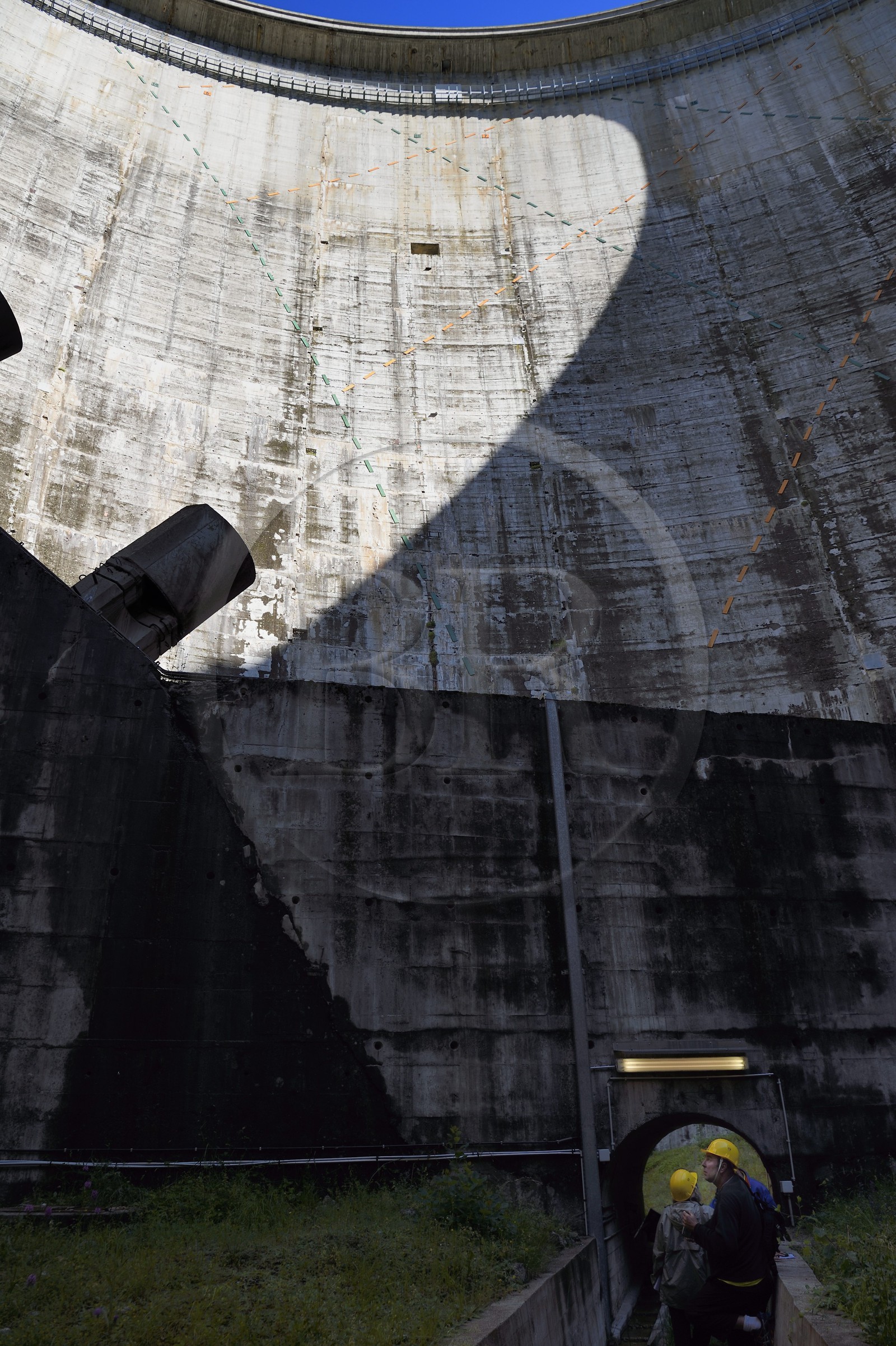 France, Alpes-de-Haute-Provence (04), barrage du lac de Castillon qui retient les eaux du Verdon, cadran solaire géant sur la paroie de 100 mètres de haut