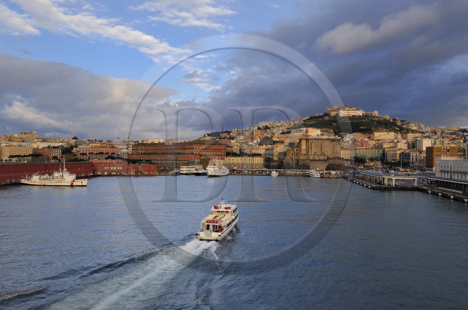 Italie, Campanie, Naples, centre historique classé Patrimoine Mondial de l'UNESCO, Castel San Elmo sur la colline de Naples, le Palazzo Reale à gauche, le Castel Nuovo au centre et le port passagers à droite