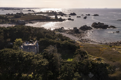 France, Côtes-d'Armor (22), Côte d'Ajoncs, Plougrescant, lieu dit La Pointe du Chateau sur le chemin de Grande Randonnée GR 34 et le gouffre de Plougrescant en arrière plan