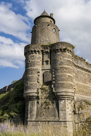 France, Ille-et-Vilaine (35), Fougères, château-fort du XIIe siècle, la Poterne ou tour d'Amboise surmontée de la tour des Gobelins