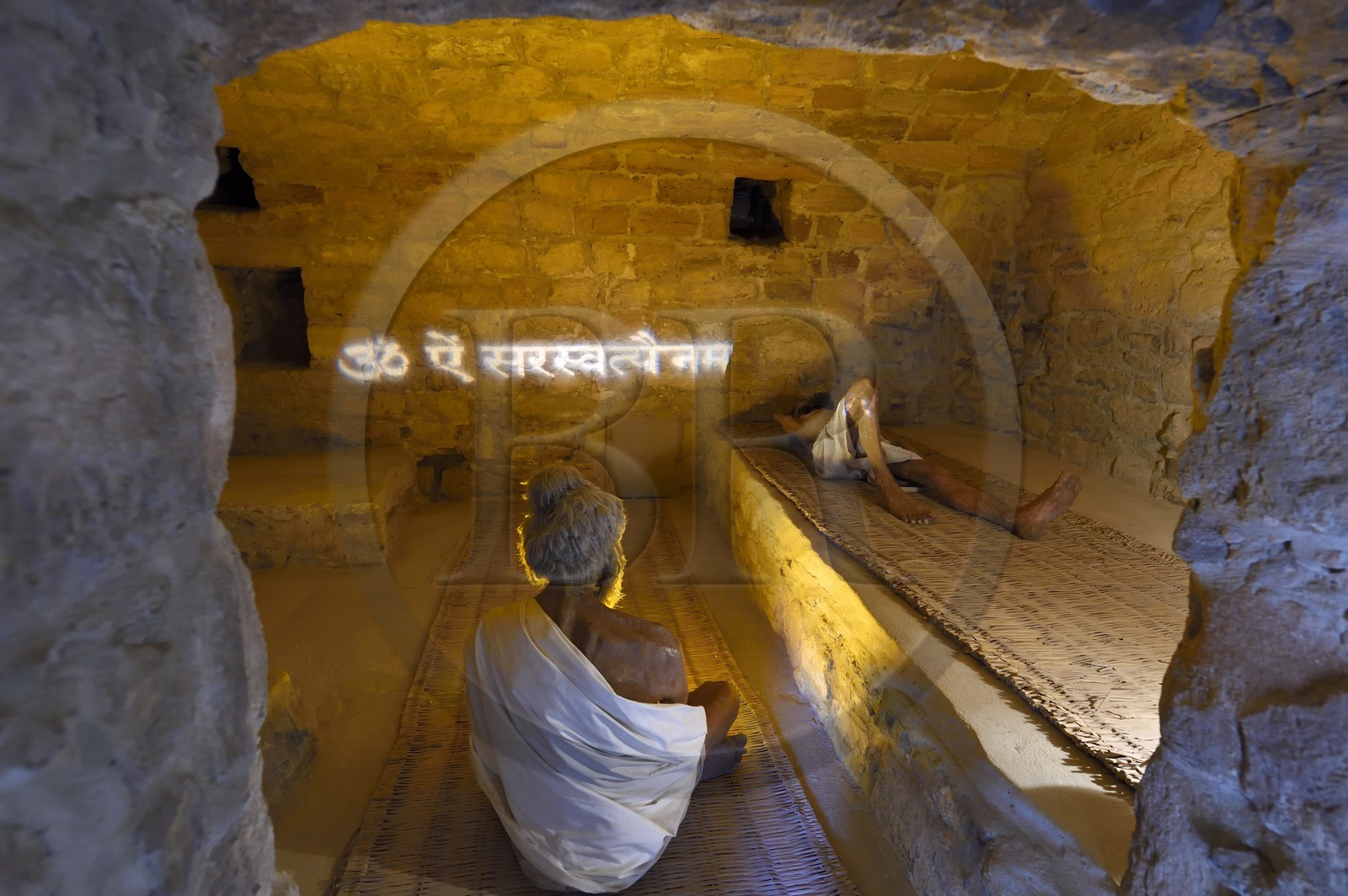 Azerbaïdjan, Bakou, Surakhany, Ateshgah (Atechgah) ou Fire Temple (Temple du Feu), lieu de culte zoroastrien construit au XVIIIème siècle par une communauté indienne sur un site d'où sortait naturellement du gaz, reconstitution d'une cellule d'ermite