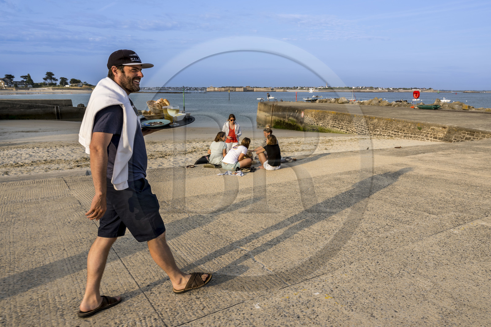 France, Morbihan (56), rade de Lorient, Larmor-Plage, Pointe des Blagueurs à l'extrémité de la plage de Port-Maria et Port-Louis en arrière plan