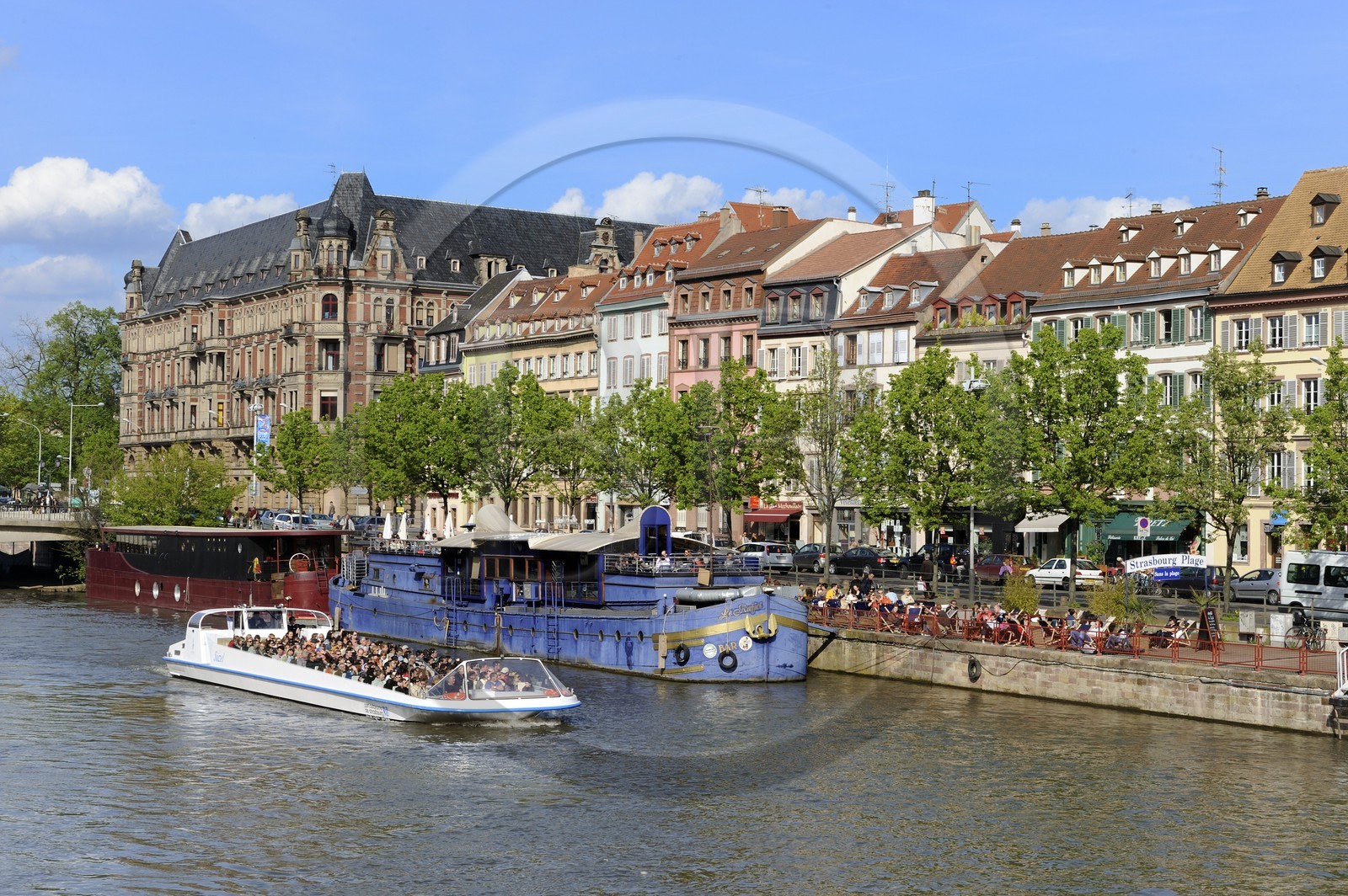France, Bas Rhin (67), Strasbourg, les nouveaux bistrots péniches sur le quai des Pêcheurs sur les bords de l'Ill
