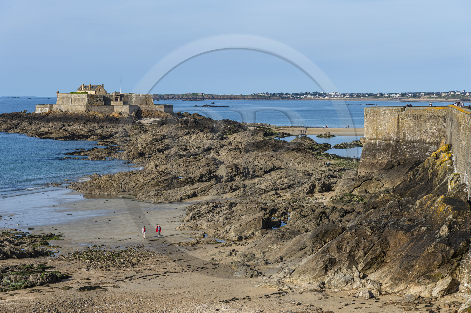 France, Ille et Vilaine, Cote d'Emeraude (Emerald Coast), Saint Malo, Fort National designed by Vauban and built by Siméon Garangeau from 1689 to 1693, Eventail beach at low tide