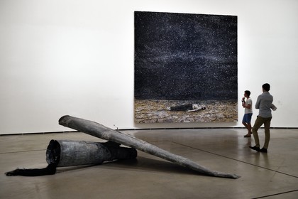 Espagne, Pays basque espagnol, Biscaye, Bilbao, le musée Guggenheim de l'architecte Frank Gehry, Berenice (1989) à gauche au sol et Les célèbres ordres de la nuit (1997) à droite, oeuvres de Anselm Kiefer