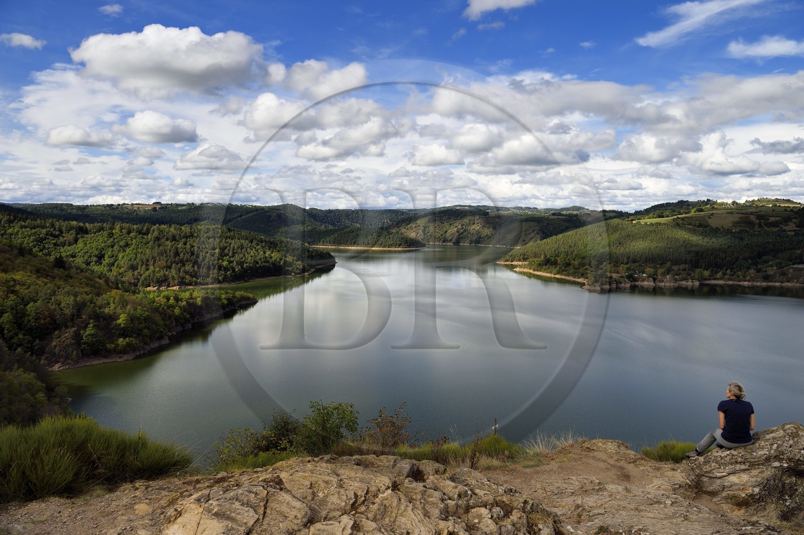 France, Cantal (15), Fridefont, le  belvédère de Mallet offre une vue panoramique sur la vallée de la Truyère avec le lac du barrage de Grandval