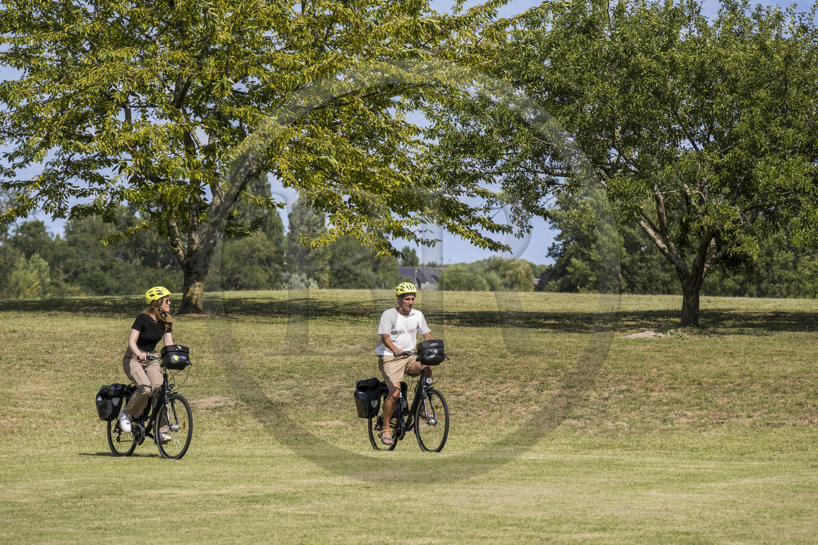 France, Maine-et-Loire (49), vallée de la Loire classée au Patrimoine Mondial par l'UNESCO, Gennes-Val-de-Loire, randonnée à bicyclette sur les berges de la Loire