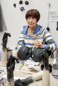 France, Hauts-de-Seine (92), Malakoff, l'artiste Annette Messager dans son atelier