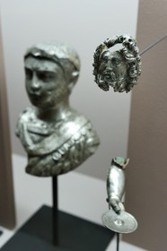 France, Rhône (69), Lyon, site historique classé Patrimoine Mondial de l'UNESCO, colline de Fourvière, musée gallo-romain de Fourvière, le trésor de Vaise, statuettes en argent doré