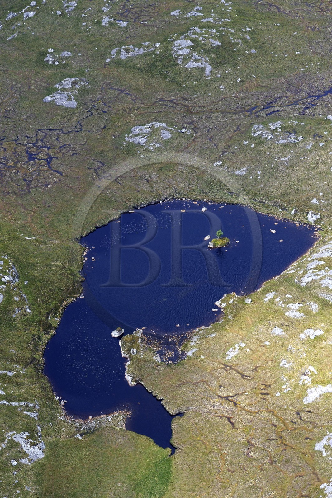 Royaume-Uni, Ecosse, Highland, un Loch au milieu des plateaux des Highlands au sud de Gruinard (vue aérienne)