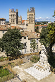 France, Hérault (34), Montpellier, centre historique appelé l’Ecusson, la fontaine aux licornes dans le jardin de la place du Canourgue et les tours de la Cathédrale Saint-Pierre en arrière plan