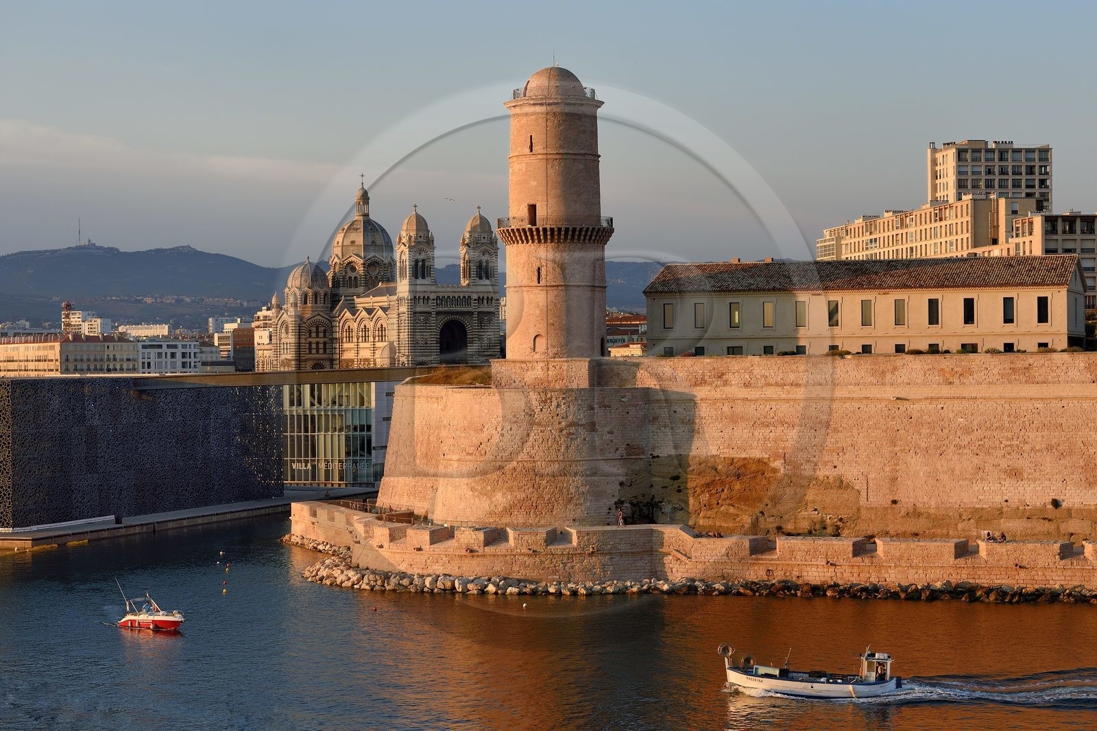 France, Bouches-du-Rhône (13), Marseille, MuCEM (Musée des civilisations de l'Europe et de la Méditerranée) par les architectes Rudy Ricciotti et R. Carta, le Fort Saint Jean et la cathédrale La Major