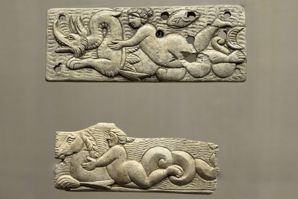 France, Corse-du-Sud (2A), Sartène, Musée de préhistoire corse et d’archéologie, du site de Castello (Corte), industrie sur os, plaquette pour décor de coffret en haut et élément central de peigne en bas