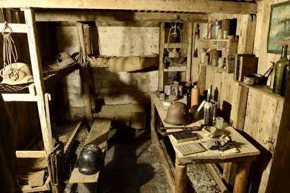 France, Meuse (55), Romagne-sous-Montfaucon, le musée informel appelé Romagne ‘14-’18 sur la vie quotidienne du soldat de la Grande Guerre créé par Jean-Paul de Vries, reconstitution d'un abri de tranchée