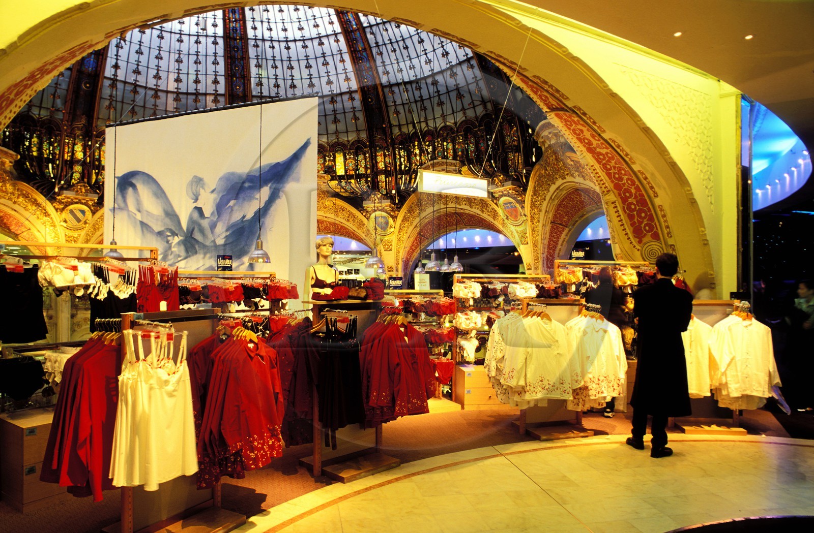 France, Paris (75), présentation d'une collection de vêtements sous le dôme des Galeries Lafayette