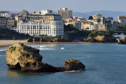 France, Pyrénées-Atlantiques (64), Pays-Basque, Biarritz, le centre de congrès Le Bellevue au bout de la Grande Plage et l'église Sainte-Eugénie