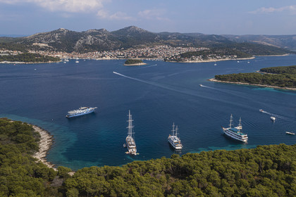 Croatie, Dalmatie, cote dalmate, Ile de Hvar, la ville de Hvar protégée par les Iles Infernales (en croate Paklinski otoci) au premier plan (vue aérienne)