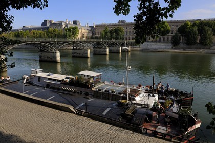 France, Paris (75), péniches amarées quai de Conti avec le Pont des Arts et le Louvre au fond