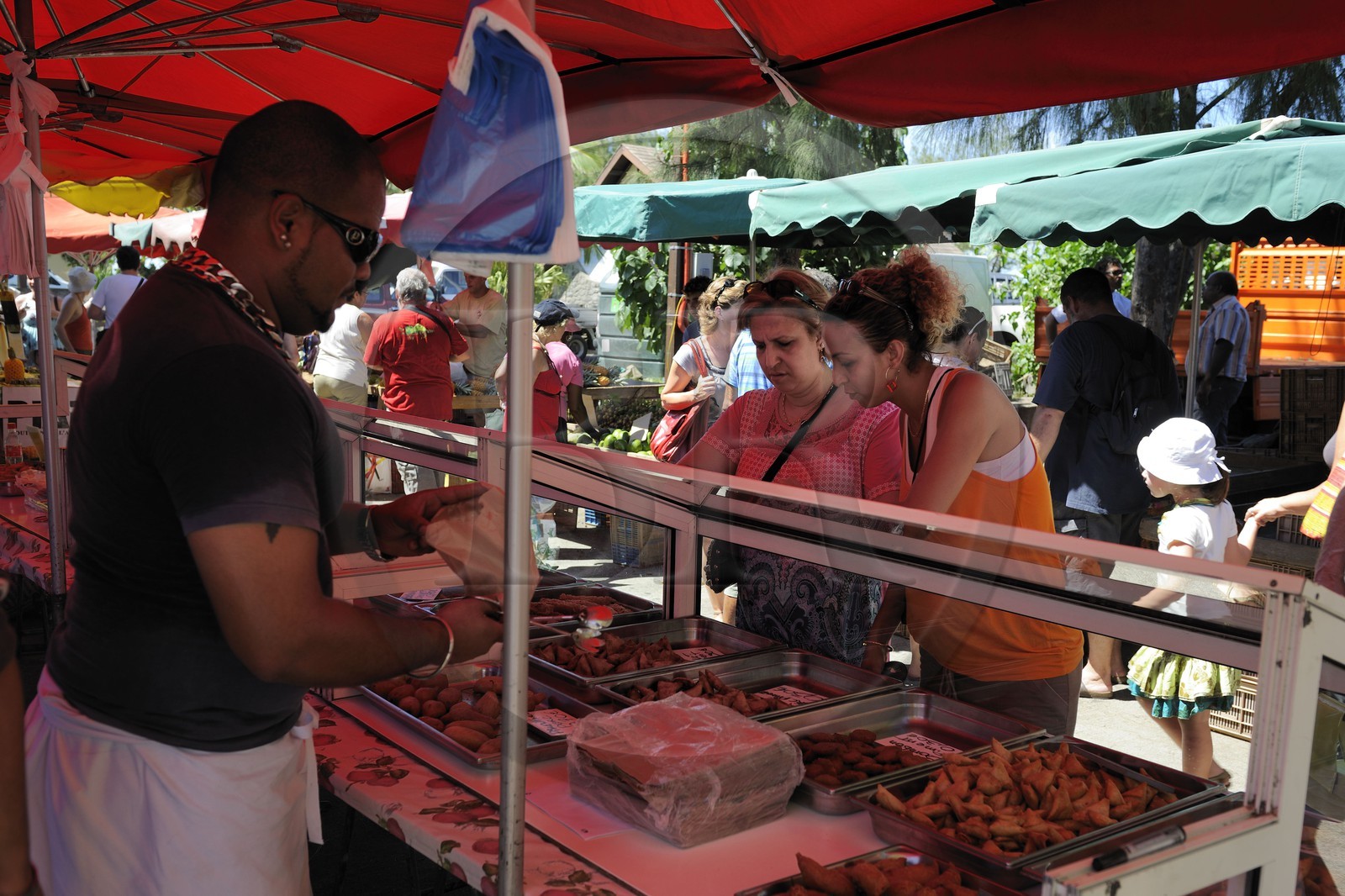 France, île de la Réunion, Saint-Pierre, le marché du samedi, vente de paniers colorés en provenance de Madagascar