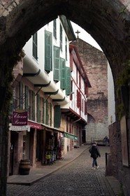 France, Pyrénées-Atlantiques (64), Pays-Basque, Saint-Jean-Pied-de-Port, la Porte de Navarre et l'église Notre-Dame du Bout du Pont en arrière plan