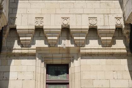 France, Loir-et-Cher (41), Vallée de la Loire classée Patrimoine Mondial de l'UNESCO, château de Chaumont-sur-Loire, le blason 2D de Dianne de Poitiers et  le cor, l'arc et le carquois attributs de Diane chasseresse