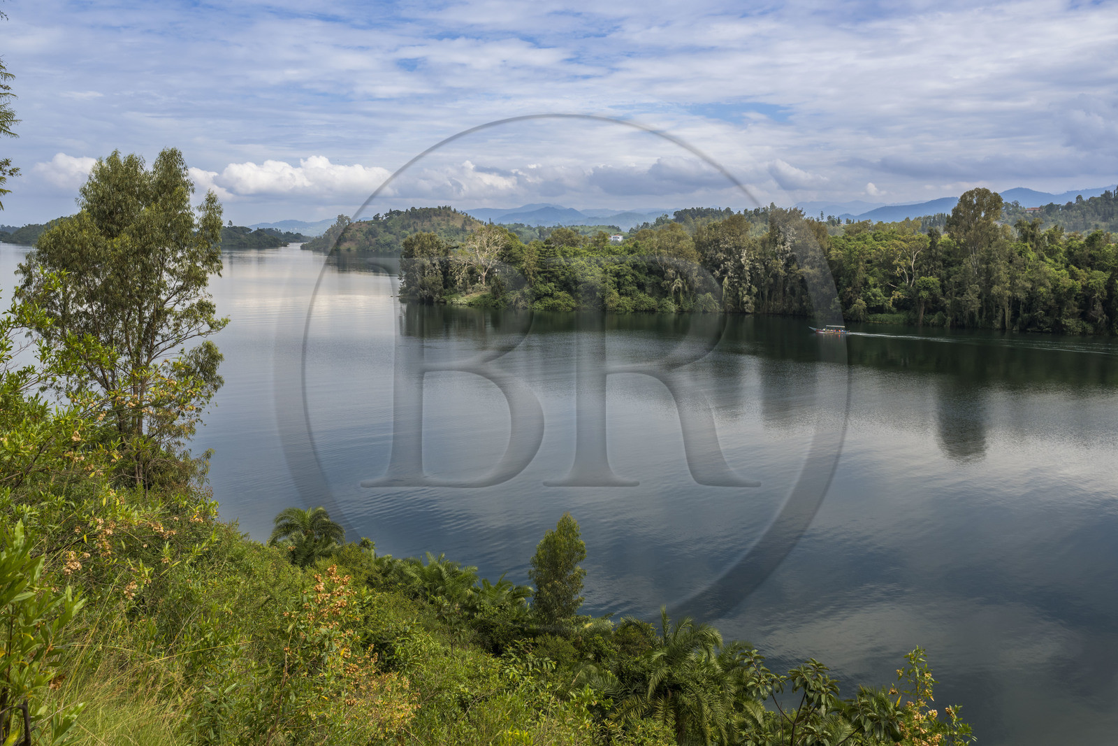Rwanda, Province de l’Ouest, Karongi (anciennement nommée Kibuye), lac Kivu, un bateau navigue entre les îles à la sortie de la ville