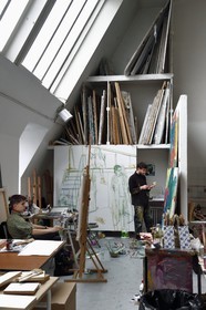 France, Paris (75), quartier de Saint-Germain-des-Prés, Ecole nationale supérieure des Beaux-Arts, batiment Chimay dans l'ancien Hotel de Chimay, étudiants dans l'atelier Tim Eitel