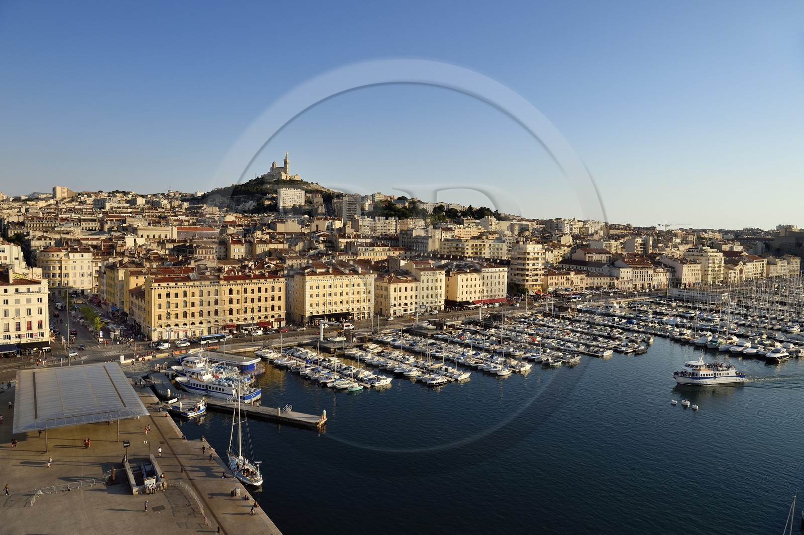 France, Bouches-du-Rhône (13), Marseille, Le Vieux Port, quai de Rive Neuve et quai de la Fraternité, la basilique Notre Dame de la Garde en arrière plan