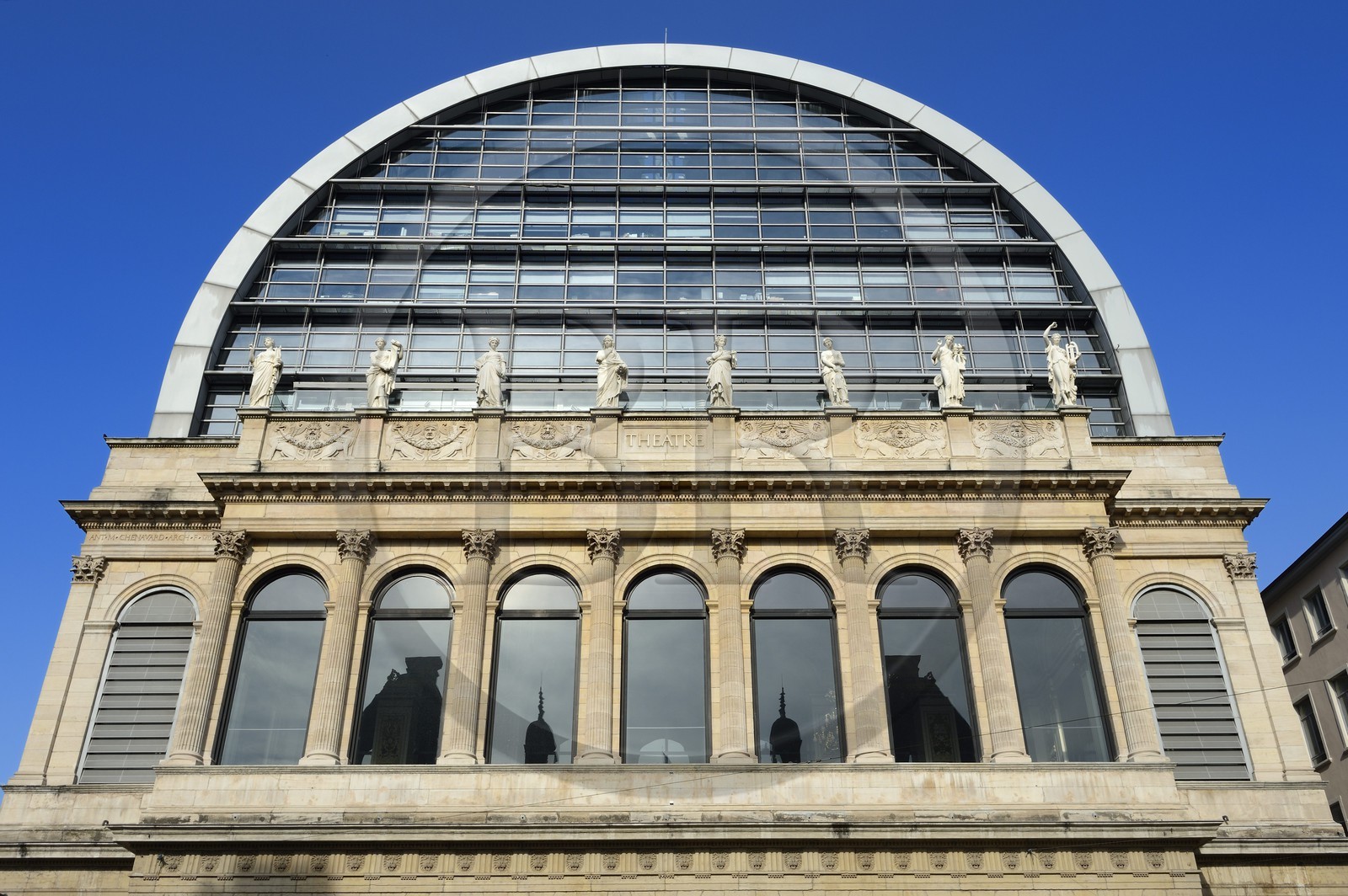 France, Rhône (69), Lyon, site historique classé Patrimoine Mondial de l'UNESCO, façade de l'opéra de Lyon par l'architecte Jean Nouvel, les muses du fronton