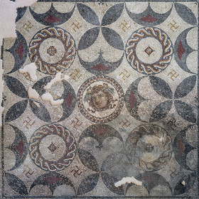 France, Bouches-du-Rhône (13), Arles, musée départemental Arles antique, détail de la mosaïque de Méduse (fin IIe siècle) qui est un pavement d'une riche maison de ville romaine dite d'Aion du site de l'ancienne verrerie de Trinquetaille sur la rive droite du Rhone