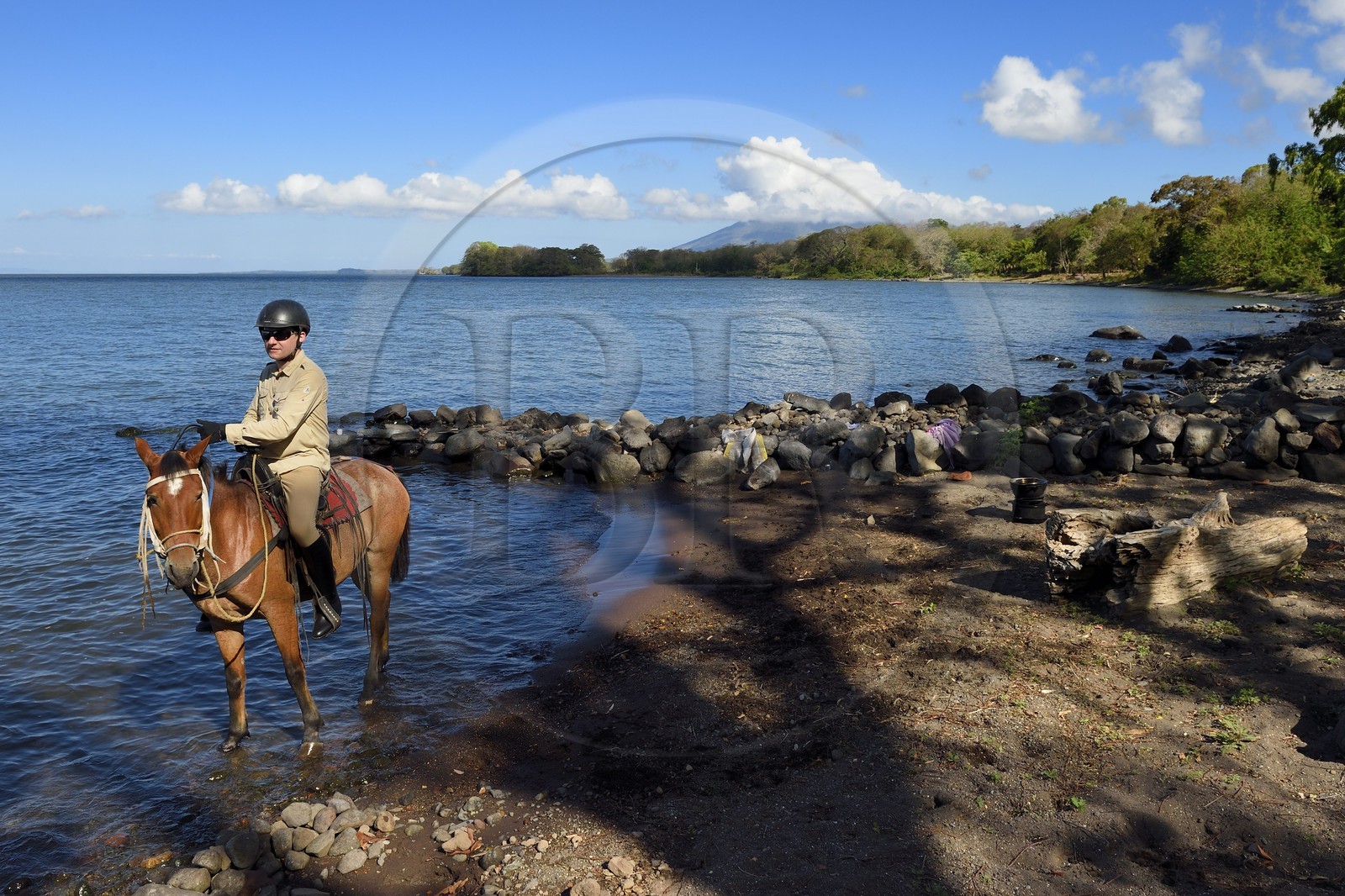 Nicaragua, Ile d'Ometepe sur le lac Nicaragua, cavaliers en randonnée en bordure du lac