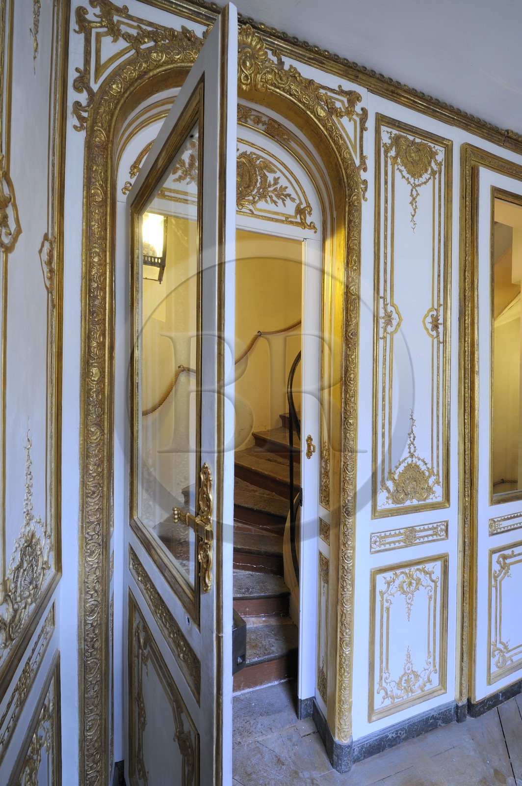 France, Yvelines (78), château de Versailles, classé Patrimoine Mondial de l'UNESCO, escalier reliant les appartements privés du Roi aux appartements de ses maitresses