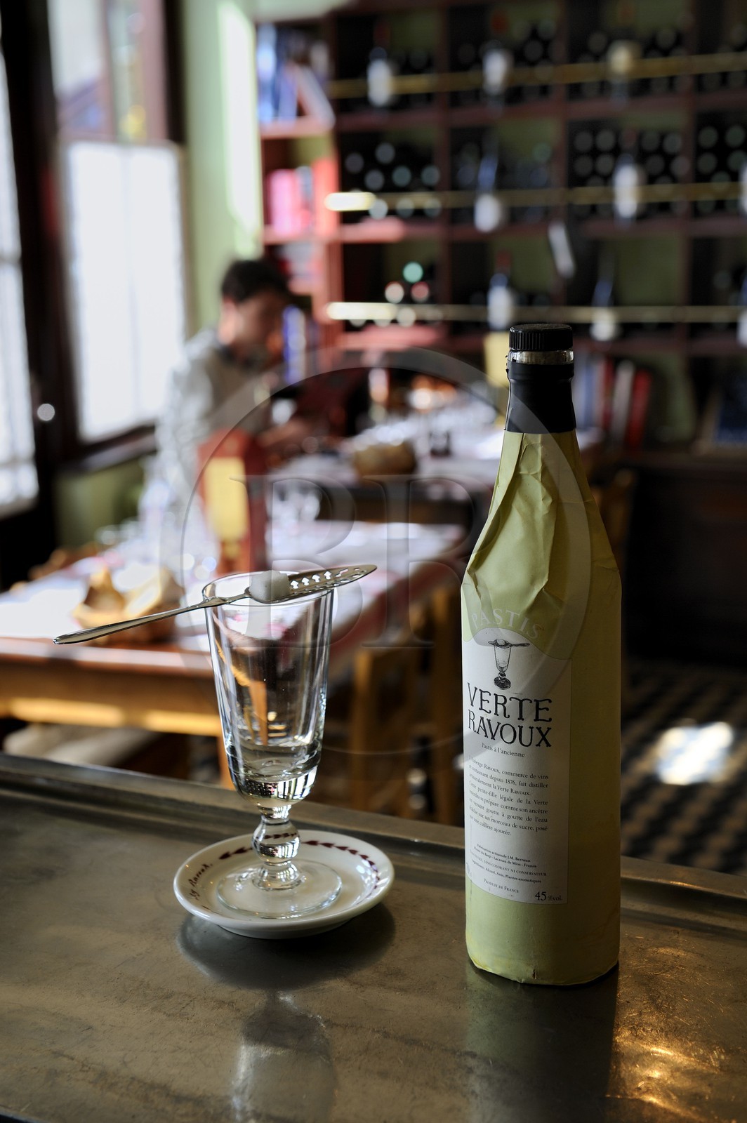 France, Val-d'Oise (95), Auvers-sur-Oise, auberge Ravoux où Van Gogh logea avant sa mort, la salle de restaurant du rez-de-chaussée, un service à absinthe comprenant la bouteille, une cuillère percée pour le sucre et un verre