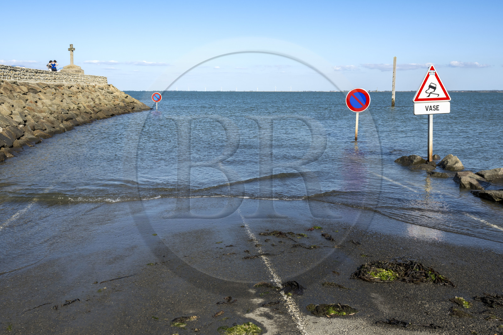France, Vendée (85), île de Noirmoutier, Barbatre, passage du Gois, chaussée submersible qui relie l'île au continent à marrée basse, la route submergée et un refuge en arrière plan