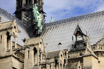 France, Paris (75), île de la Cité, la cathédrale Notre-Dame, une des horloges et la flèche domine les statues de cuivre vert-de-grisé des douze apôtres avec les symboles des quatre évangélistes