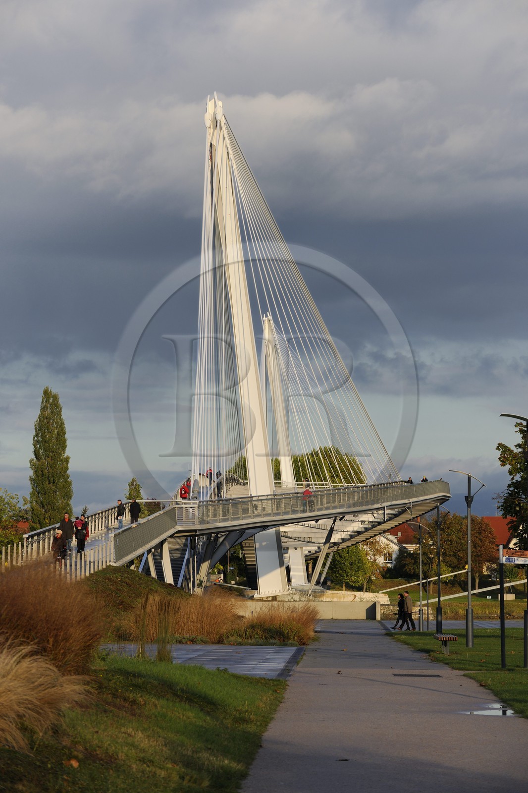 France, Bas-Rhin (67), Strasbourg, la Passerelle Mimram sur le Rhin et le Jardin des Deux Rives du côté français