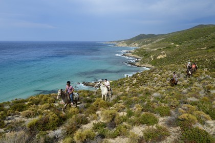 France, Haute Corse, Nebbio, Punta di l’Acciolu (Acciola), riders trekking in the Agriates Desert