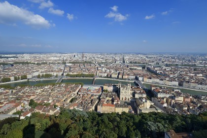 France, Rhône (69), Lyon, site historique classé Patrimoine Mondial de l'UNESCO, Vieux Lyon, la cathédrale (primatiale) Saint Jean et la place Bellecour dans le quartier de la Presqu'Ile en arrière plan