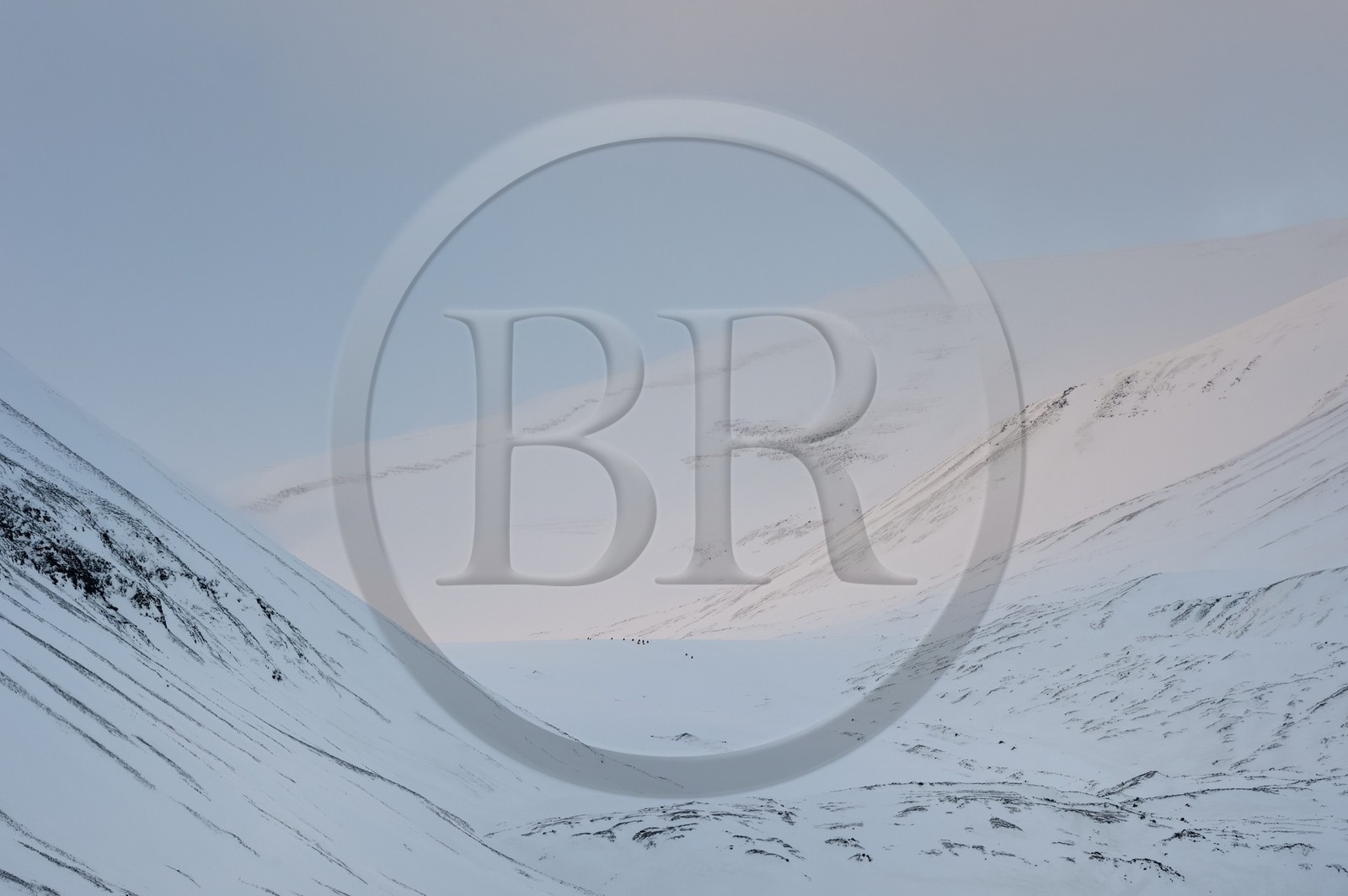 Norvège, Svalbard, Spitzberg, Longyearbyen, groupe de motoneige dans le lointain