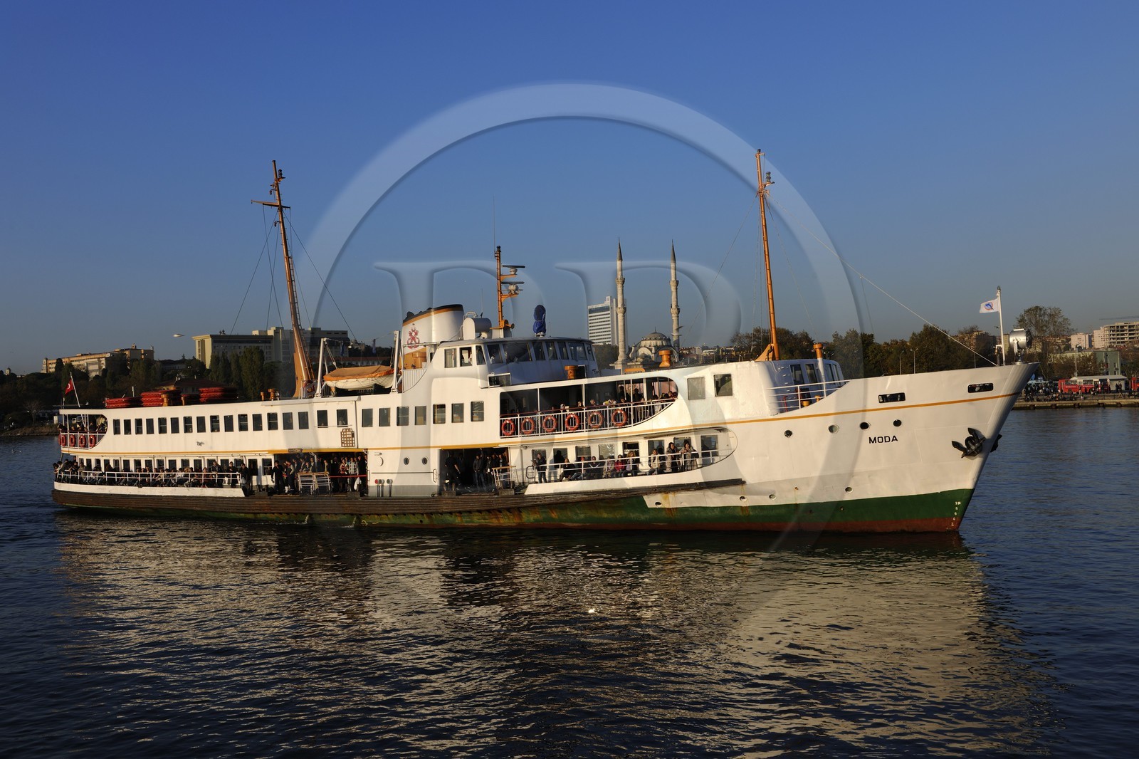 Turquie, Istanbul, rive asiatique, ferry arrivant à l'embarquadère du port de Kadiköy
